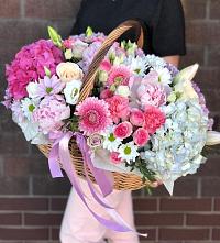 Композиция солнечный день в Нижней Александровке Цветочная композиция из Розы, Хризантемы, Пионы и Лизиантусы в корзине в Нижней Александровке