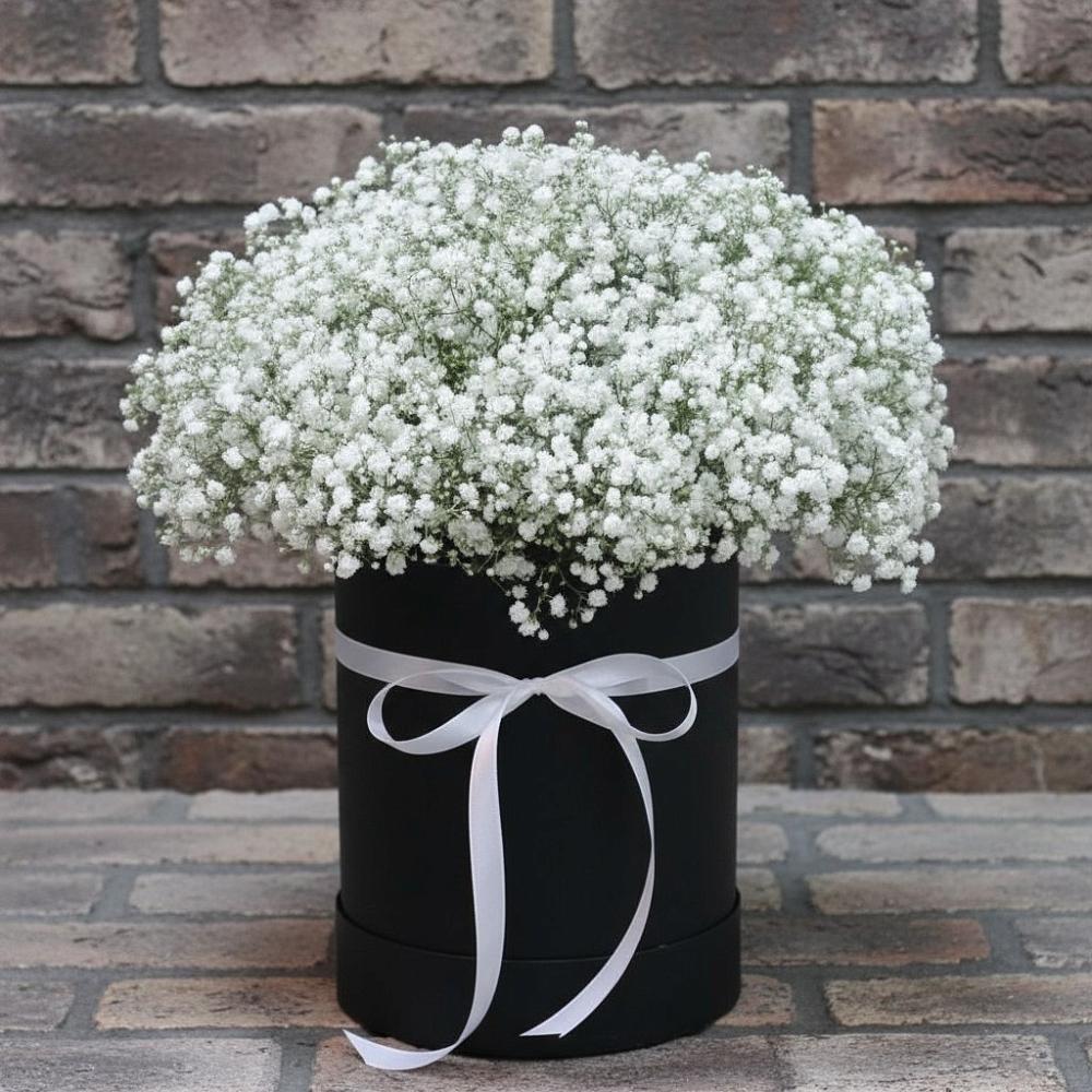 Цветочная композиция из Гипсофила в шляпной коробке в Нижней Александровке