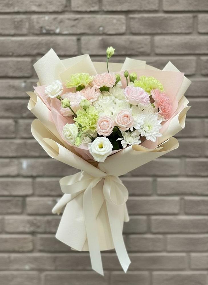 Букет цветов из: Гвоздики, Розы, Лизиантусы и Хризантемы в Нижней Александровке