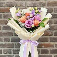 Букет цветов из:  Лизиантусы и Розы в Нижней Александровке