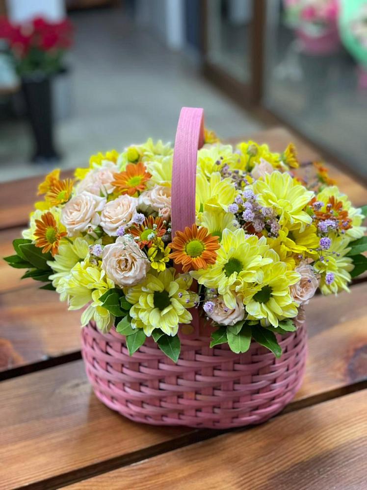 Цветочная композиция из Хризантемы и Розы в корзине в Нижней Александровке
