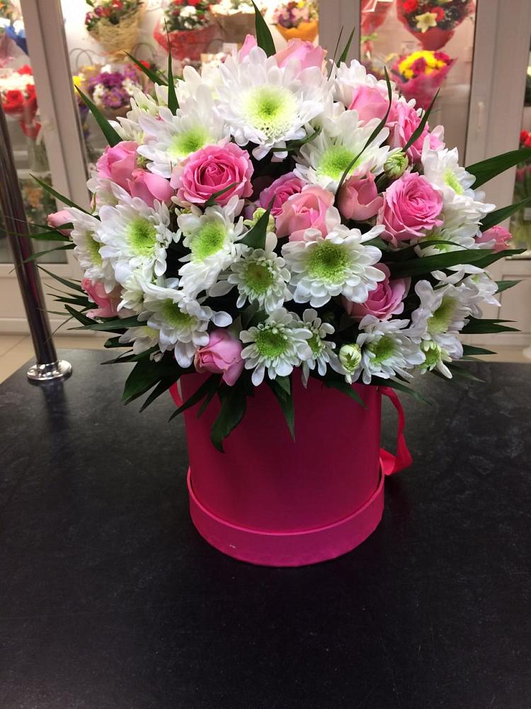 Цветочная композиция из Розы и Хризантемы в шляпной коробке в Нижней Александровке