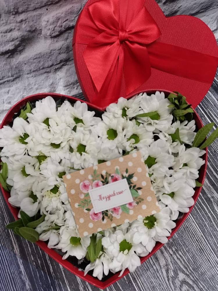 Цветочная композиция из Хризантемы в виде сердца в Нижней Александровке