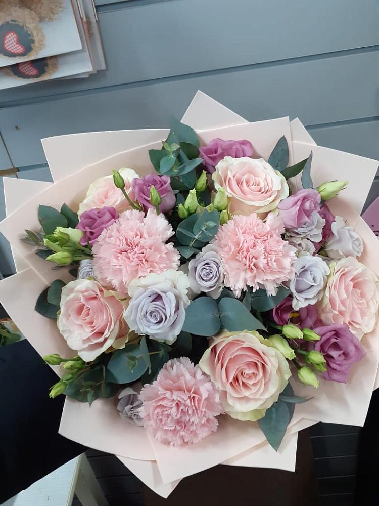 Букет цветов из: Розы, Гвоздики и Лизиантусы в Нижней Александровке