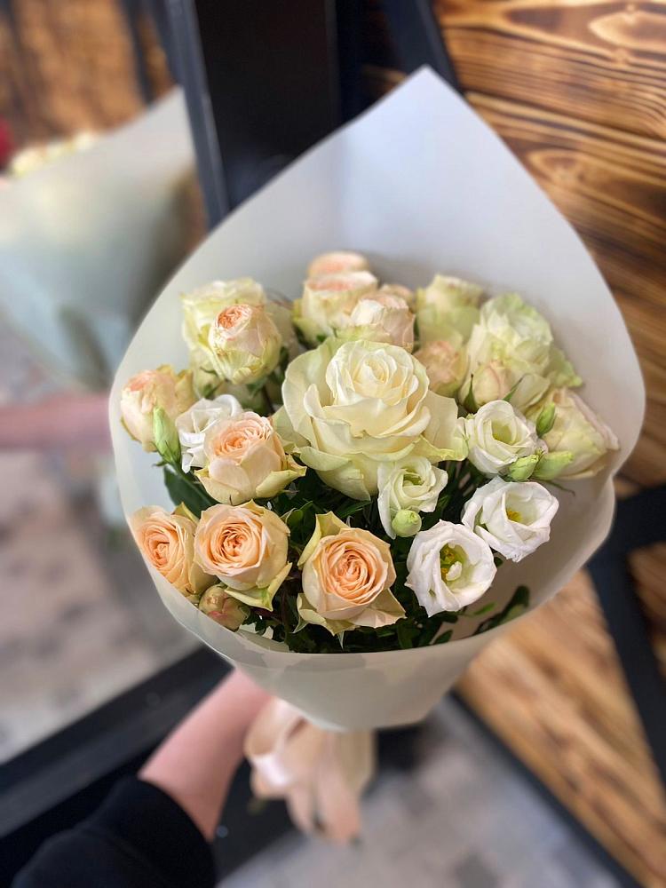 Букет цветов из: Розы и Лизиантусы в Нижней Александровке